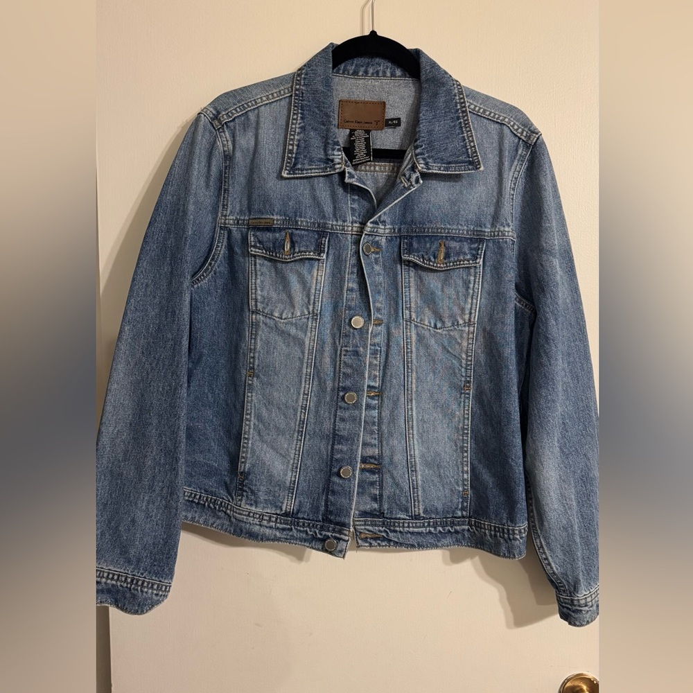 Calvin Klein Women’s Denim Trucker Jacket in Sand Blast size XL